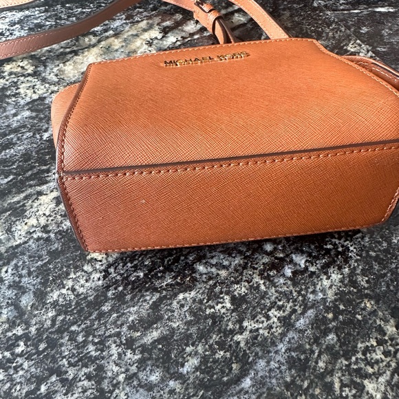 Michael Kors Small Tan Crossbody/Shoulder bag never worn - Picture 3 of 7